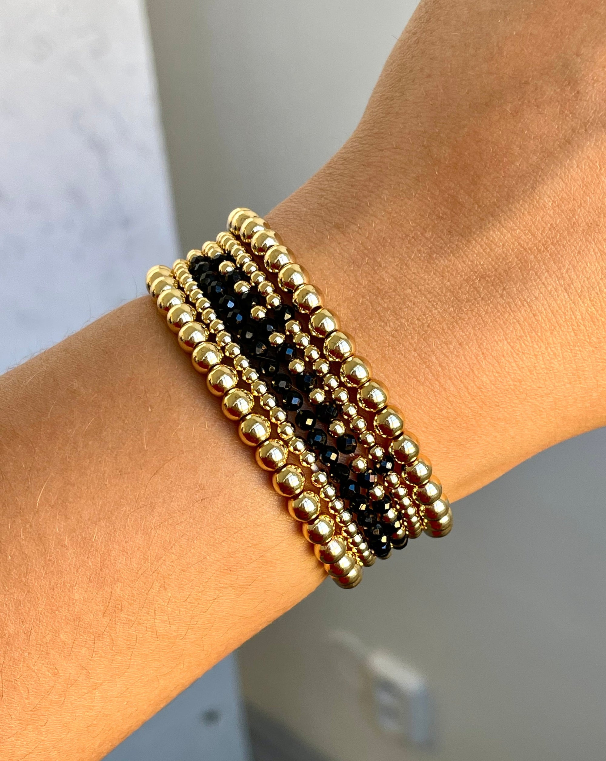 Náramek Souvenirs Amira s polodrahokamem černý spinel