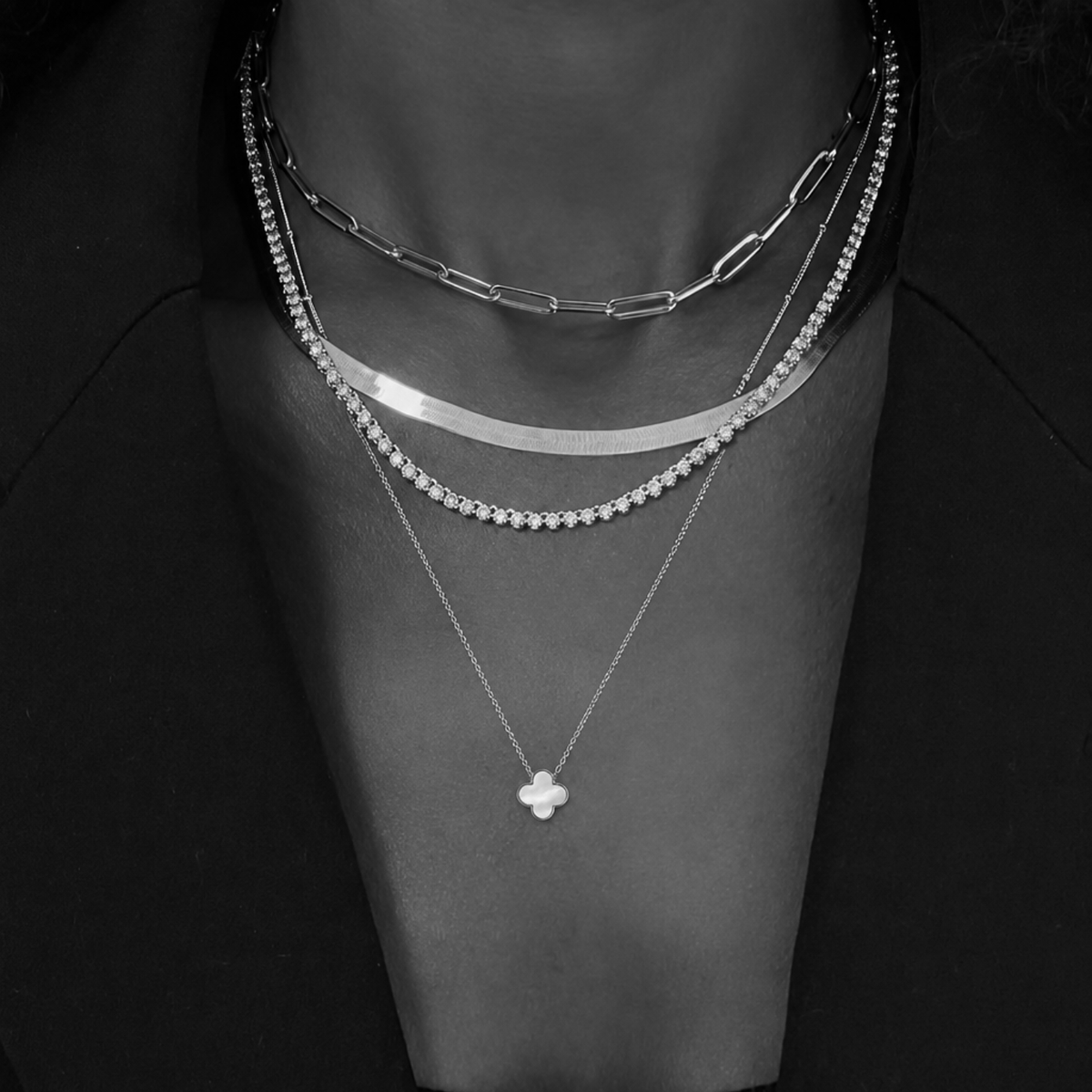 Jak vrstvit náhrdelníky: průvodce perfektním necklace stackingem